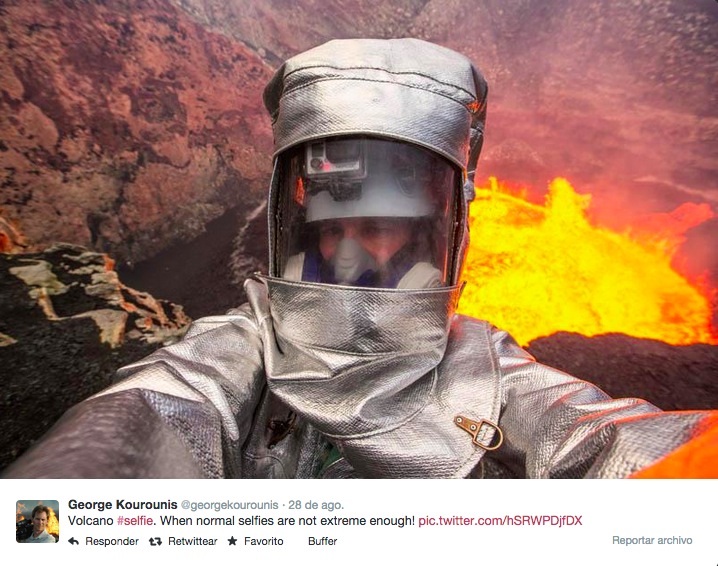 Selfie extremos en el crater de un volcan en erupción
