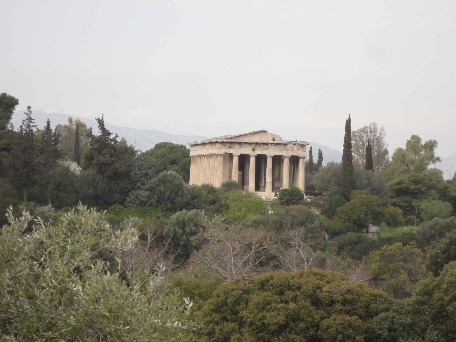 El Templo de Hefesto se encuentra dentro de un parque, fuera de la Acrópolis y dentro del barrio llamado Monastiraki