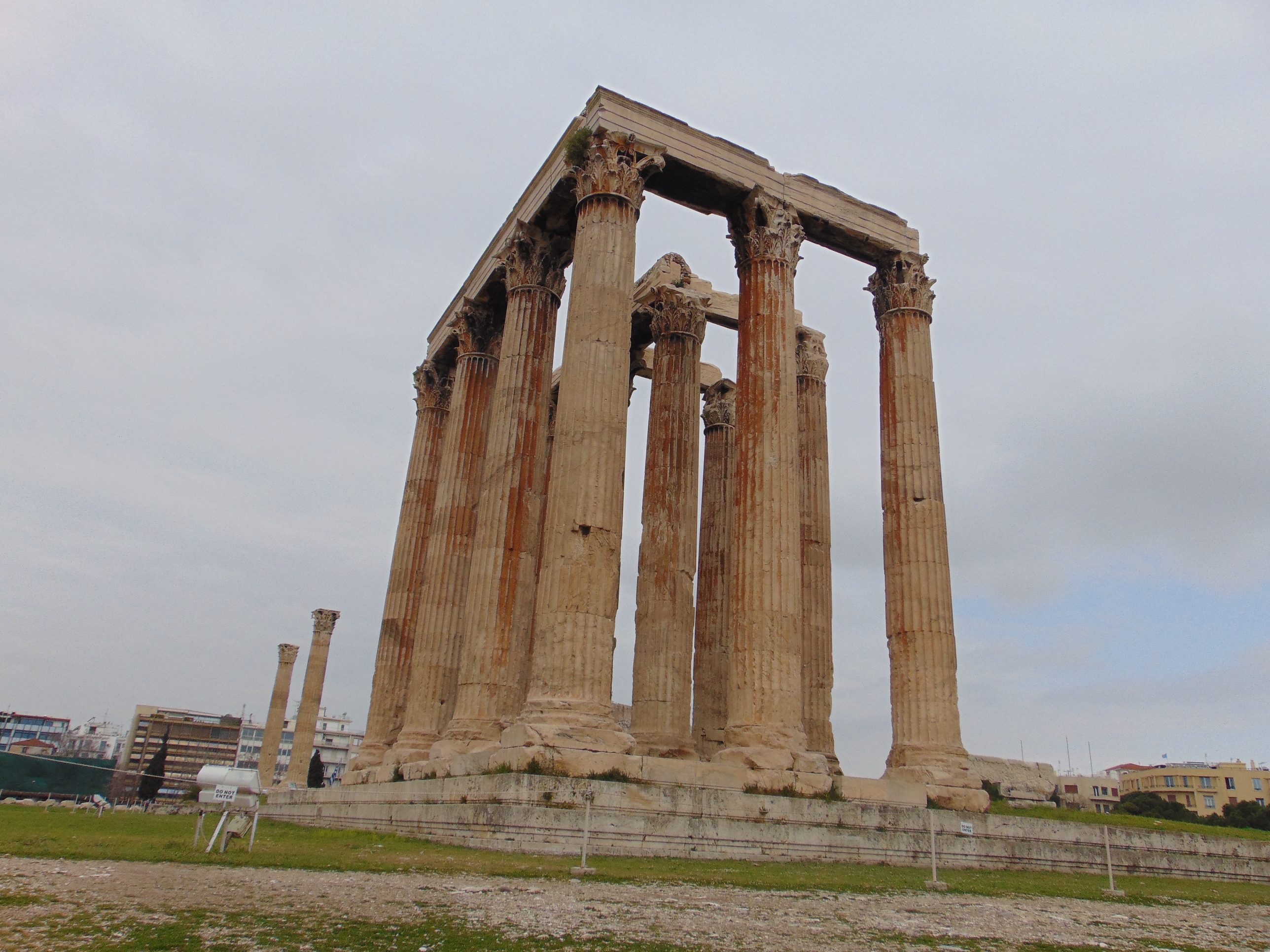 El imponente Templo de Zeus Olímpico, a pocos pasos de la Plaza Syntagma