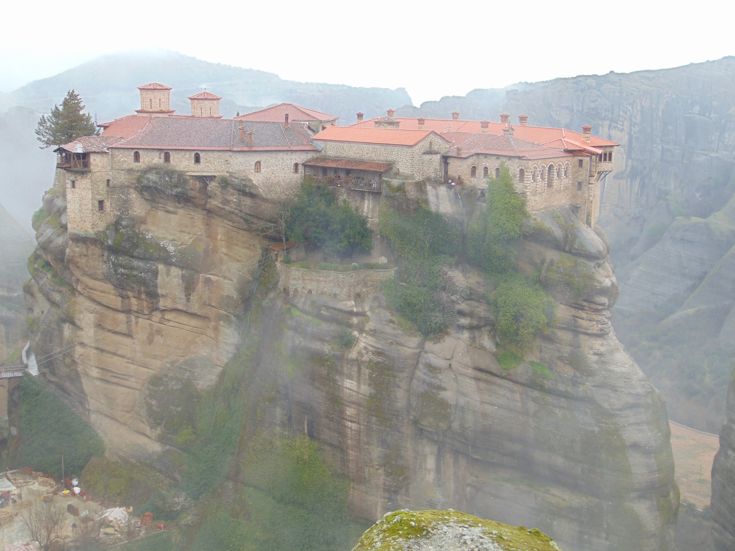 Los monasterios también fueron erigidos a semejante altura con el fin de escapar de los turcos que invadieron Grecia en la Edad Media