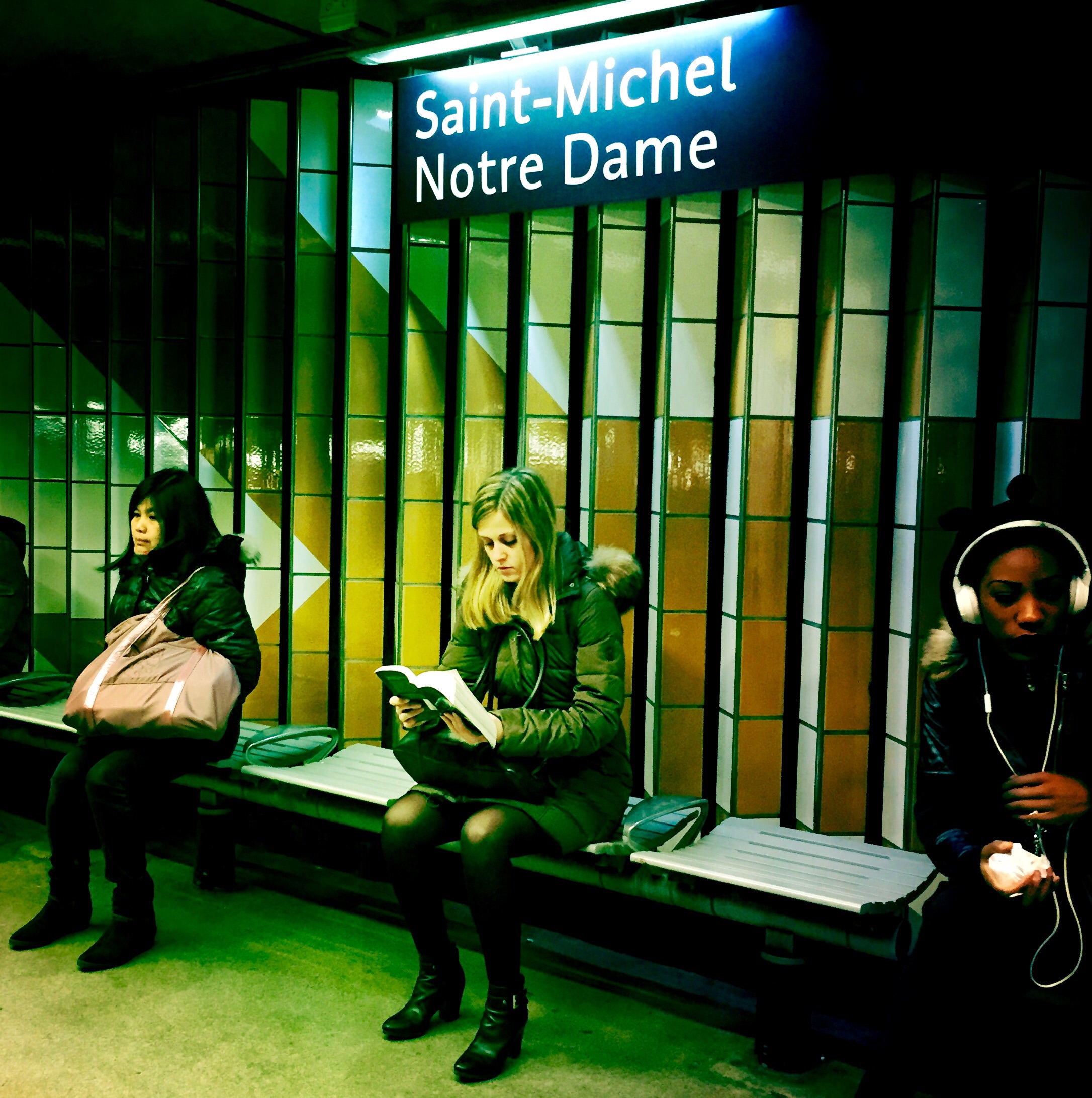 Leyendo "Cincuenta sombras de Grey" de E.L. James en la estación St Michel-Notre Dame.