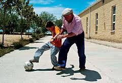 Abuelo y su nieto futbol