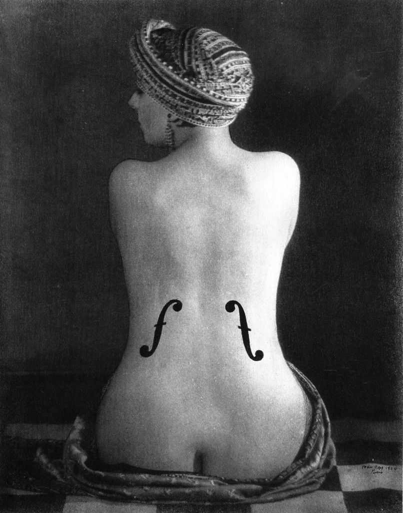 ’Le Violon d’Ingres’ (1924), su amante y musa Kiki posa con la espalda desnuda, moldeada como un violoncelo.