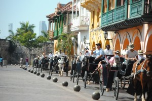 Turistas en carruaje, paseando por la ciudad amurallada de Cartagena de Indias