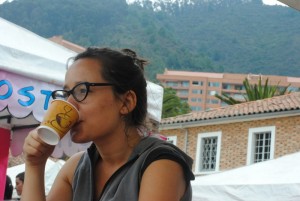 En la feria, tomando puro café colombiano